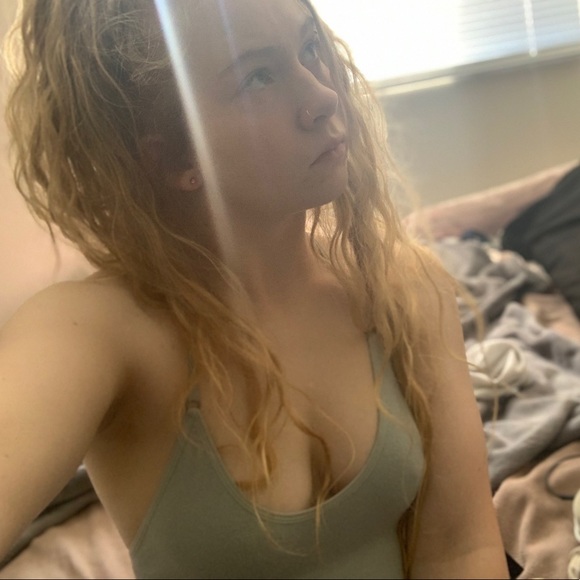 Meet your Posher, Hannah - Picture 1 of 7